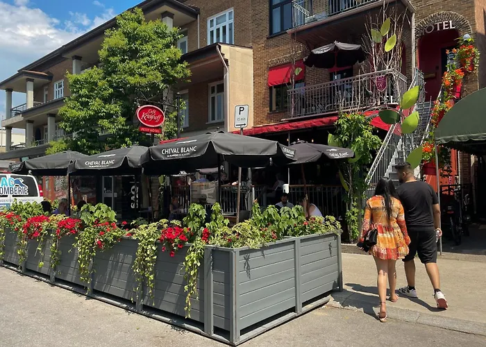 Petit Hotel - Cafe Krieghoff Quebec City